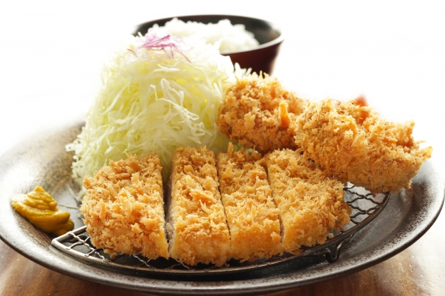 Hire & Rosu Katsu Set $26.5 ジューシーな豚肉と、サクサクの衣が魅力的 日本の定食の味がシンガポールでも味わえる ライス・キャベツ共に、おかわり自由