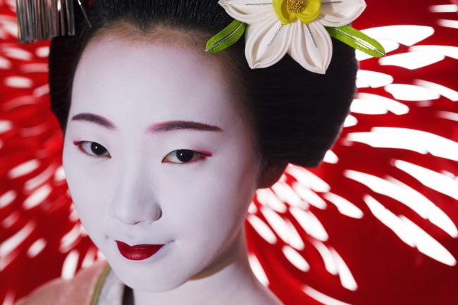 市彩（先斗町・舞妓） ©mika ninagawa, artbeat publishers