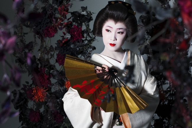 つね桃（祇園東・芸妓） ©mika ninagawa, artbeat publishers