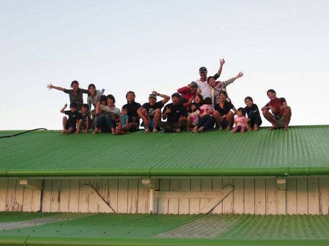 「20人で屋根に登って夕陽を見たよ！」　 カヤマニアン 様　