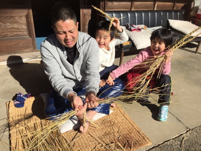 「家族でしめ縄づくり」　とのかわいづみ 様