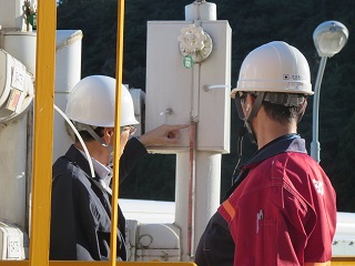 隣接基地との境界配管満液確認