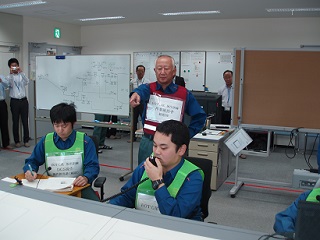 計器室での訓練開始指示