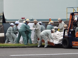 防油堤亀裂箇所への土のう構築