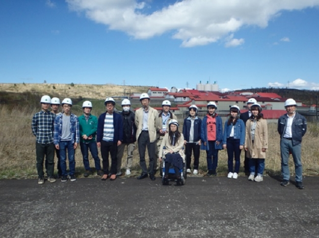 岩手大学人文社会科学部のみなさんとともに（旧松尾鉱山新中和処理施設場を背景にて）