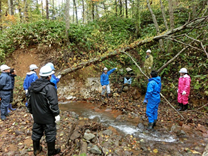 現地見学会（10月12日旧精進川鉱山） 北海道立総合研究機構地質研究所　遠藤所長ご案内