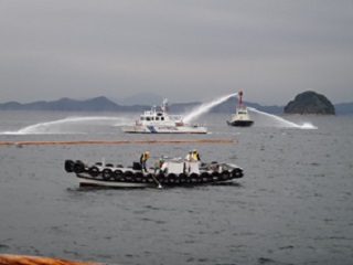 流出油の回収と浮流油の拡散処理