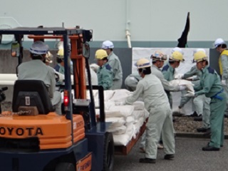 防油堤亀裂箇所への土のう構築