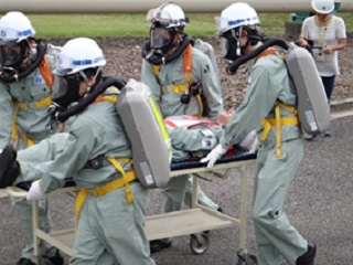 酸素呼吸器を装着して負傷者の救出