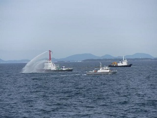 流出油防除訓練（放水拡散、航走攪拌）