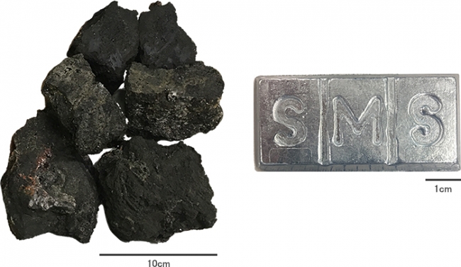 海底熱水鉱床の鉱石（左）および製錬所で製造した亜鉛地金（右）