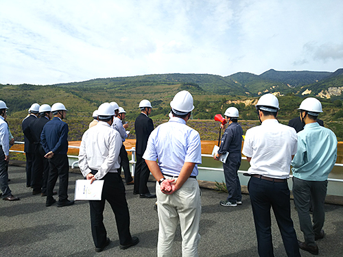 現地見学会（貯泥ダムより八幡平地すべり方面を望む）