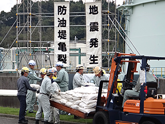 防油堤亀裂箇所への土のう構築