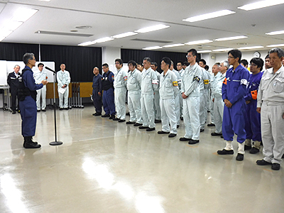  訓練終了後の若松海上保安部からの講評