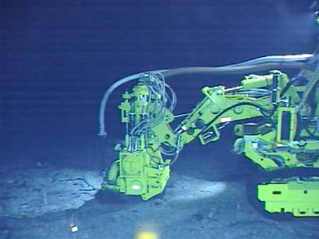 遠隔操作無人探査機(ROV)から見た掘削の様子