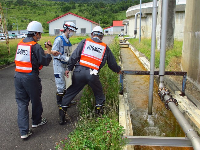 実地訓練（炭酸カルシウム河道投入）