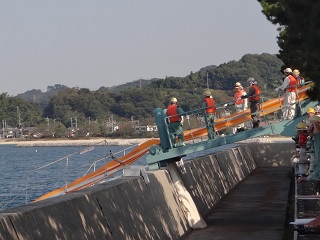 菊間基地所有のオイルフェンス展張訓練