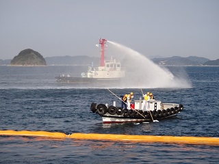 流出油の回収と浮遊油の拡散訓練