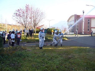 実地訓練(屋内消火栓設備による消火作業)