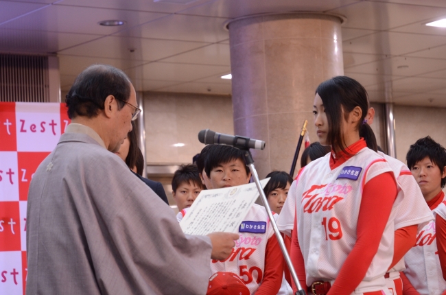 表彰状を受けとる植村美奈子選手