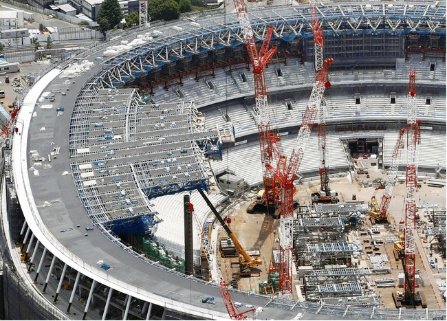 片持ち形式の屋根は約50ｍの張り出しで観客席を覆う［2018年7月11日］