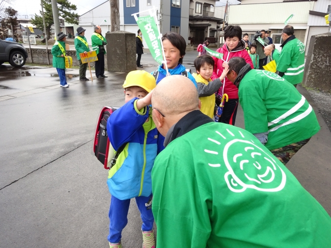 ピカっと光る頭で反射材の普及を推進するキャンペーンも行っている。