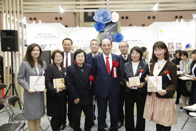 上段左から 西川りゅうじん氏、板川信夫氏、寺田一生氏／下段左から 優秀賞の松尾多美重さん、久保田俊子さん、芳賀久枝氏、東海林秀典、大賞の三好公子さん、犬塚多恵さん