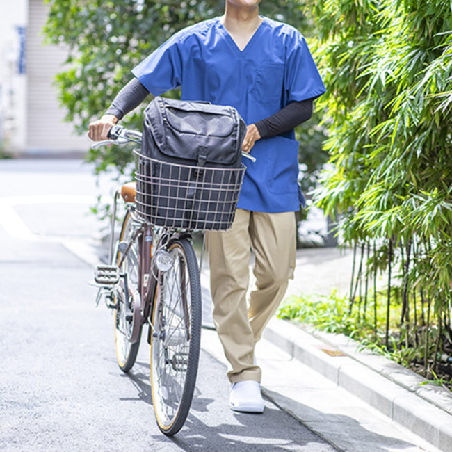 自転車のカゴにすっぽり