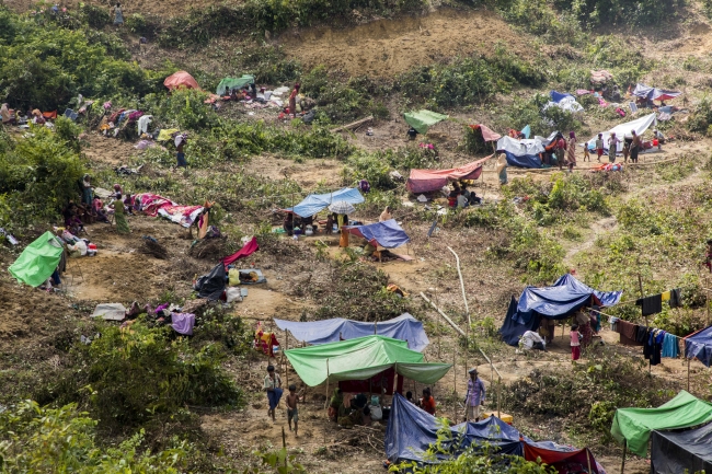 難民キャンプに身を寄せているロヒンギャの人々