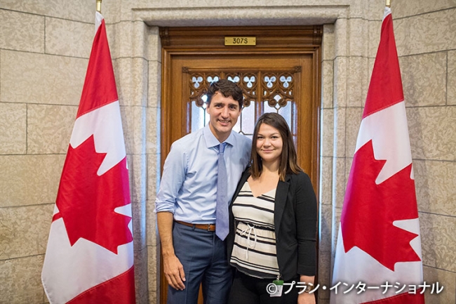 2017年の国際ガールズ・デーに、ジャスティン・トルドー首相に面会し、 女子教育やジェンダー平等の重要性を訴えたユースメンバー