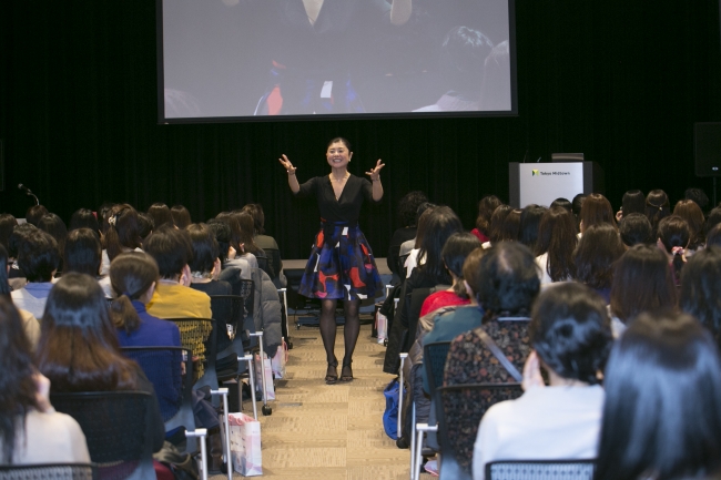 顔ヨガ講師の間々田佳子さん　写真／稲垣純也、木村 輝