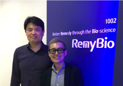 左：RemyBio社CEO李ドンヒ 右：アンチエイジング社 代表取締役 野中秀訓