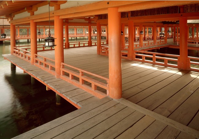 岡本茂男　嚴島神社 廻廊平舞台より東廻廊　1988年 ©岡本写真工房