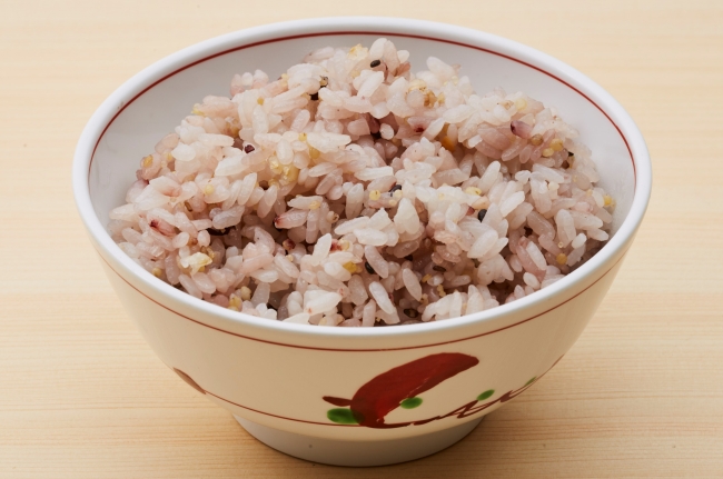 無料で白米から十六穀米に変更可能（御膳：おかわり無料／丼・重：大盛り無料）