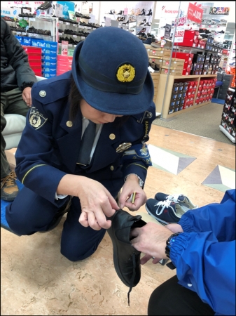 神奈川県警察本部によるお客様へのシール貼りサービス