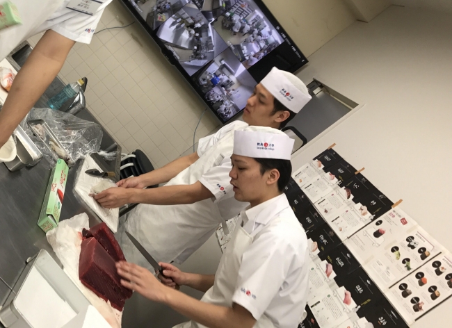 ３カ月の寿司学校の料理を初めて学んだ