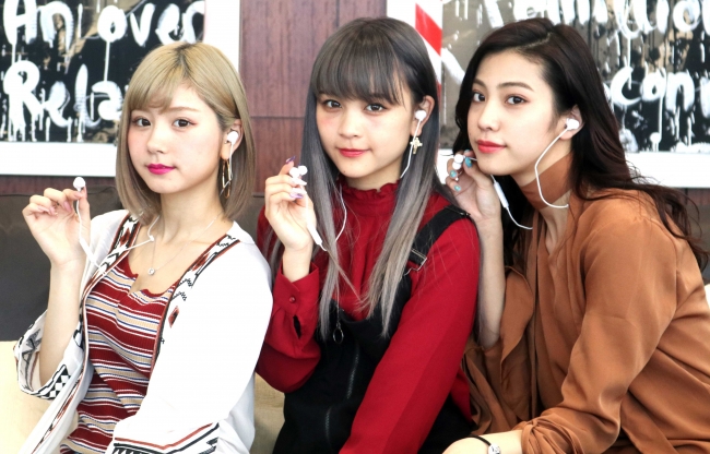 既発売の「APlay NA1L」を装着した大塚愛里さん、池田菜々さん、北澤舞悠さん