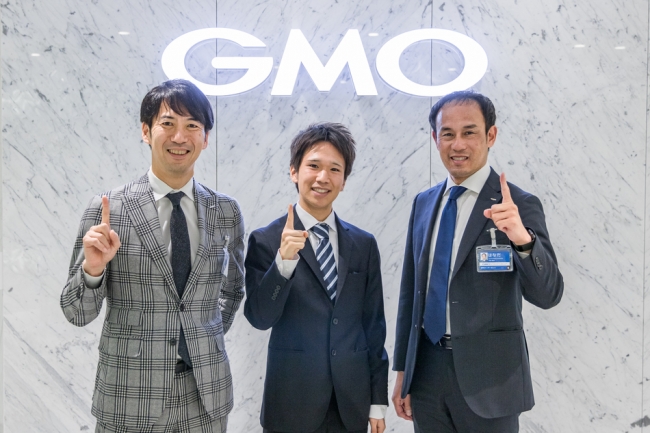 ［写真左から］GMOインターネット株式会社 取締役副社長 兼 GMOアスリーツ部長 安田 昌史、 吉田 祐也選手、GMOアスリーツ監督 花田 勝彦