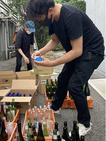 白鶴酒造での空き瓶選定の様子