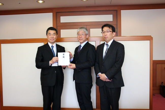 (左) 宮城県 村井 嘉浩知事　(中) 法務・リスク管理部長 阿部 到 (右) 仙台ゾーンマネジャー 後藤 亘