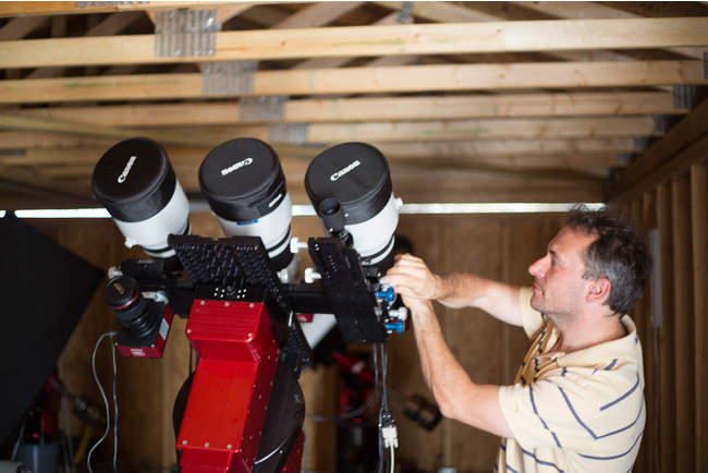 「Dragonfly Telephoto Array」を組み立てている様子