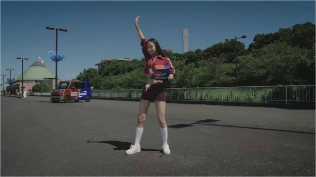 曲が始まると、キレのあるダンスを踊り出す。