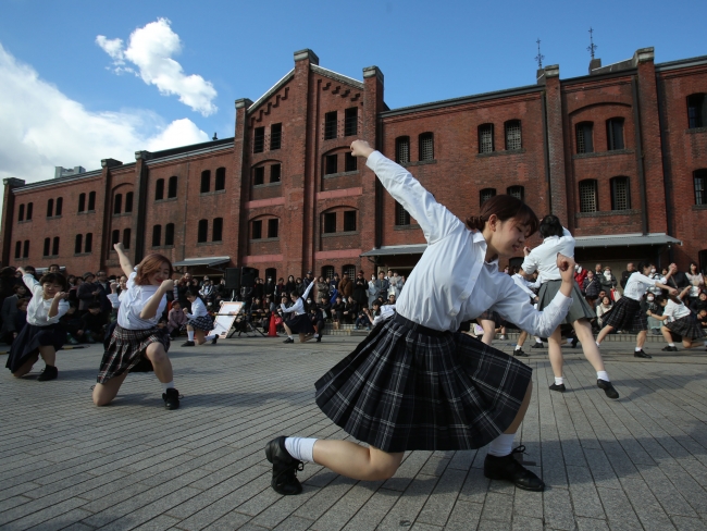 「青空ダンス＠横浜⾚レンガ倉庫イベント広場」（2017年）Photo：Tsukada Yoichi