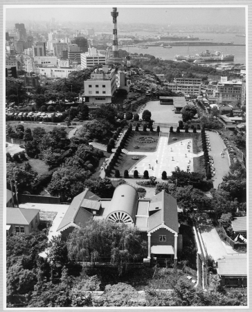 開館当初の大佛次郎記念館（手前）と港の見える丘公園（大佛次郎記念館の設計者は、公園内の霧笛橋や神奈川近代文学館の設計も手掛けた浦辺鎮太郎）