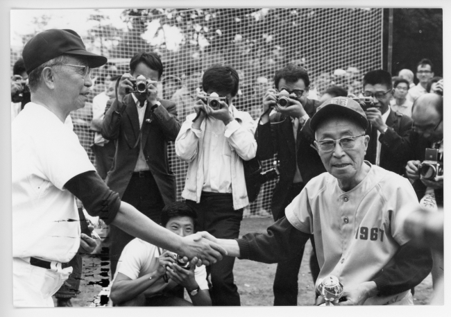 里見弴と傘寿・古稀祝賀野球試合　鎌倉・御成小学校にて