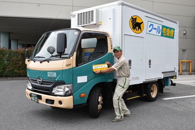 出発式で、車両にステッカーを貼付する、 神奈川主管支店　高橋　伸之介さん