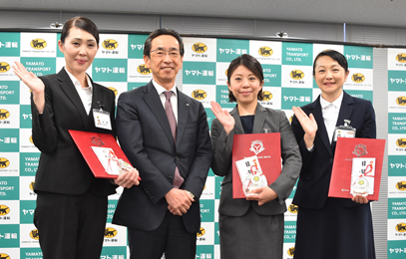 左から、準優勝　渡邊梨香さん、栗栖社長、優勝　髙橋はるかさん、特別審査委員賞　佐藤静江さん