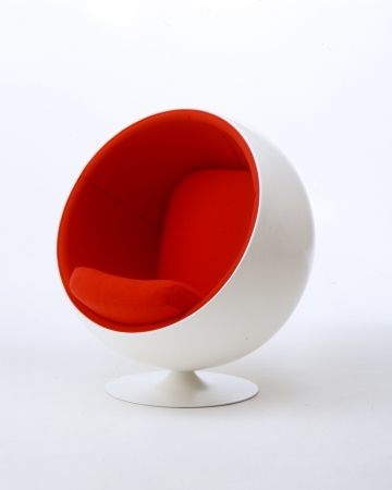 椅子「Ball Chair」エーロ・アールニオ １９６３年 ナゼロ蔵　  ⒸEero Aarnio