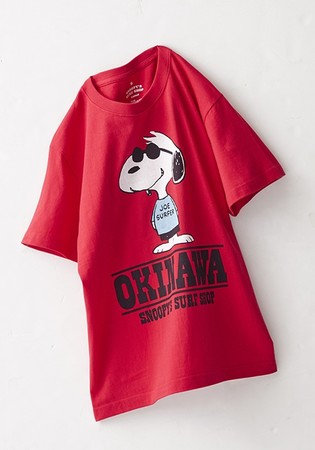 リゾートを楽しむスヌーピーの イラストがＴシャツに。 スヌーピーズ サーフショップ 沖縄店限定Ｔシャツ（ユニセックス） 各３，９６０円