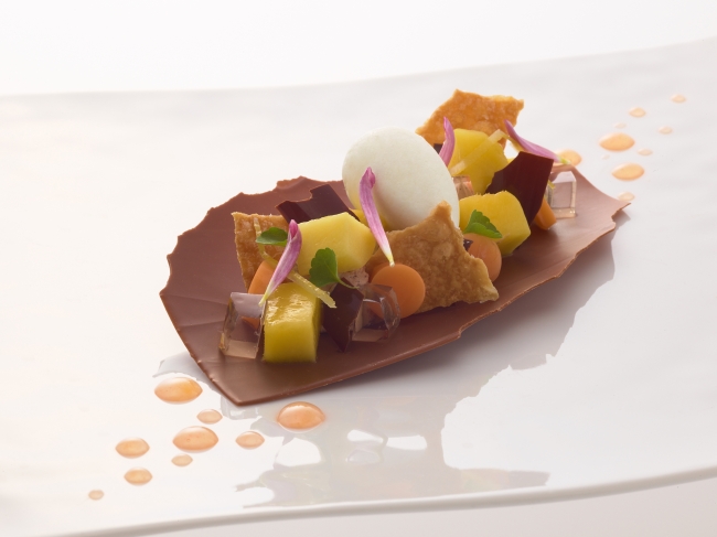 ミルクチョコレート アゼリア マンゴーと生姜風味のココナッツシャーベット  CHOCOLAT AZÉLIA en chantilly, éclats de mangue et sorbet coco-gingembre